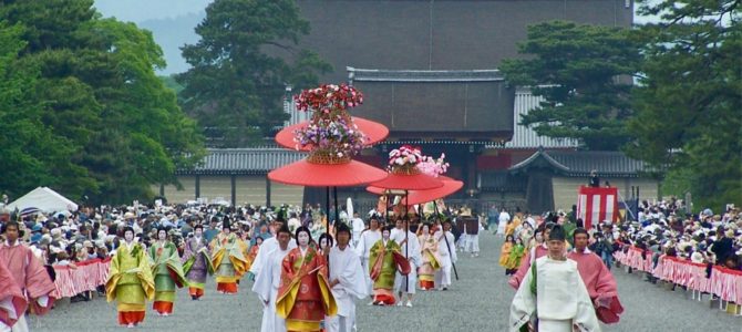 『京都おさんぽ＃９８』雨の京都御苑〜葵祭を間近に控えた大通りの様子です。